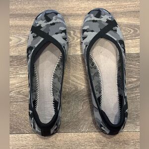 Clarks Black and Gray Flats